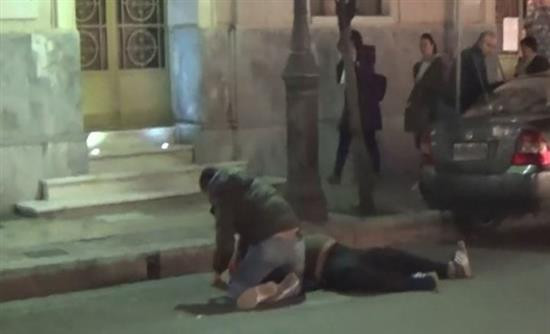 Σοκ: Περαστικός κατάφερε να αφοπλίσει άνδρα που απειλούσε να δώσει τέλος στη ζωή του (Βίντεο)